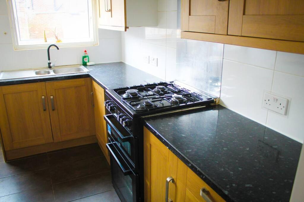 Вилла House In Colnbrook Near Windsor & Heathrow Экстерьер фото