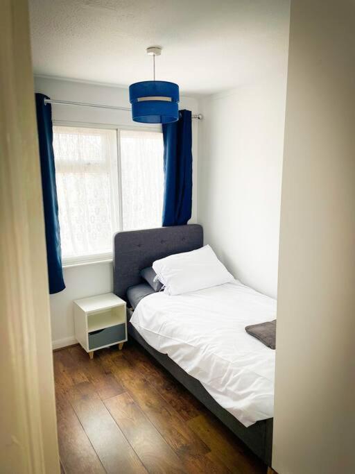 Вилла House In Colnbrook Near Windsor & Heathrow Экстерьер фото